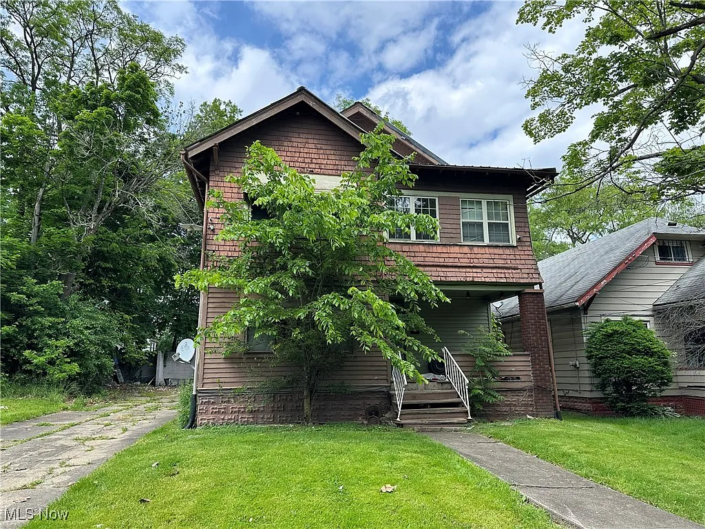 656 Saint Louis Ave photo 1