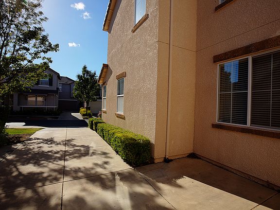 3rd image of 527 Rosewood Ln