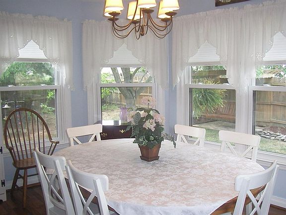4th image of 1105 Clovelly Ct