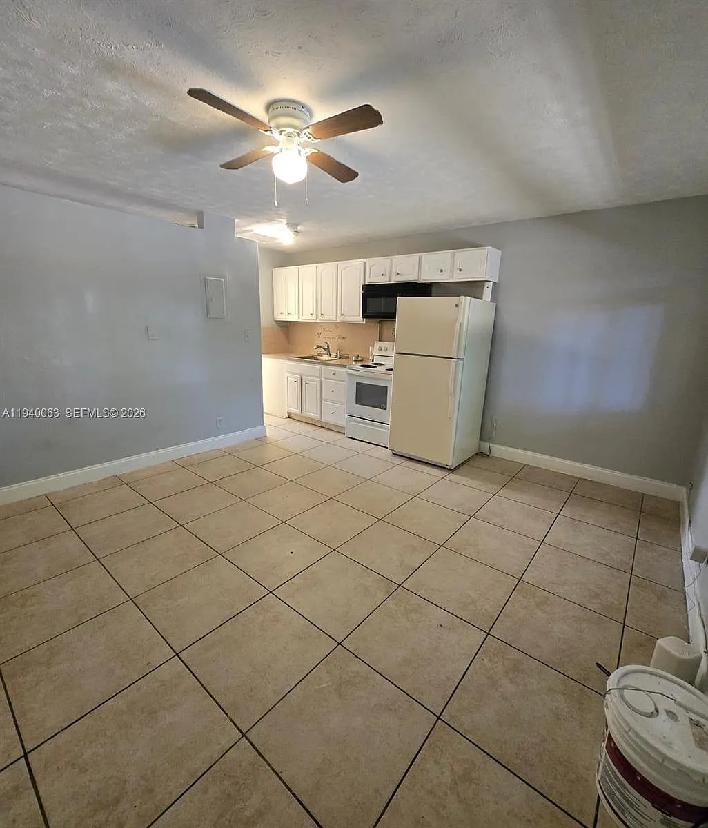 Building Photo - 3981 SW 12th Pl #2