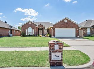 1724 SW 33rd St, Moore, OK 73160
