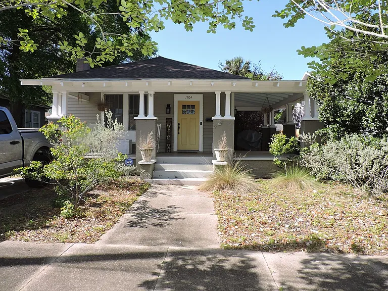 1704 E Lee St — Photo 1