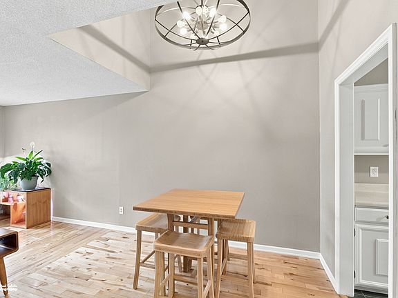 5th image of 3134 W 34th Ave