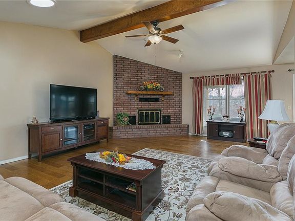 5th image of 86 Churchill Dr