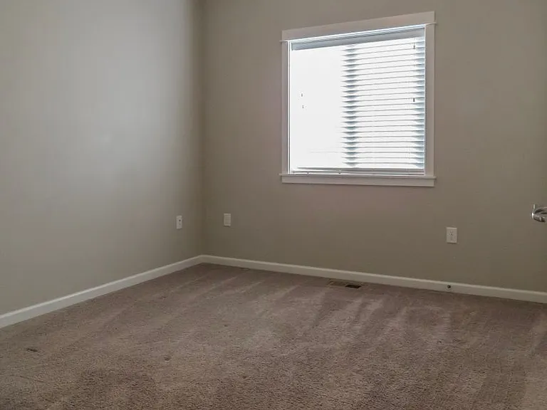 384 SW Mount Rainier St — Photo 4