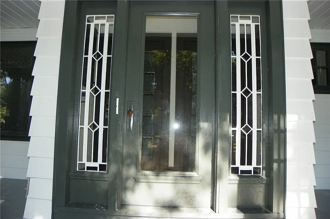 3 bed, 1.0 bath, 1354 sqft, $2,050 — Photo 3