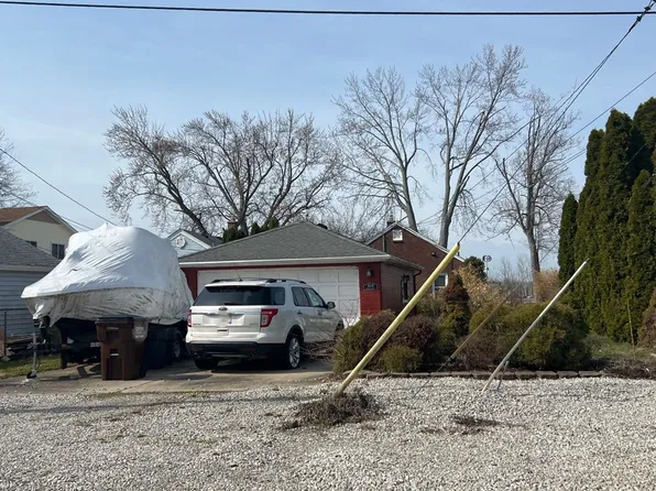 31114 Bayview Dr, Gibraltar, MI 48173