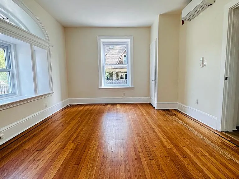 144 W Washington Ln #1F — Photo 8