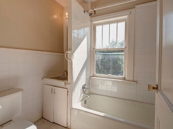 1012 10th Street Up Bathroom