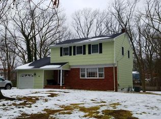 18 Woodmere Dr, Eatontown, NJ 07724