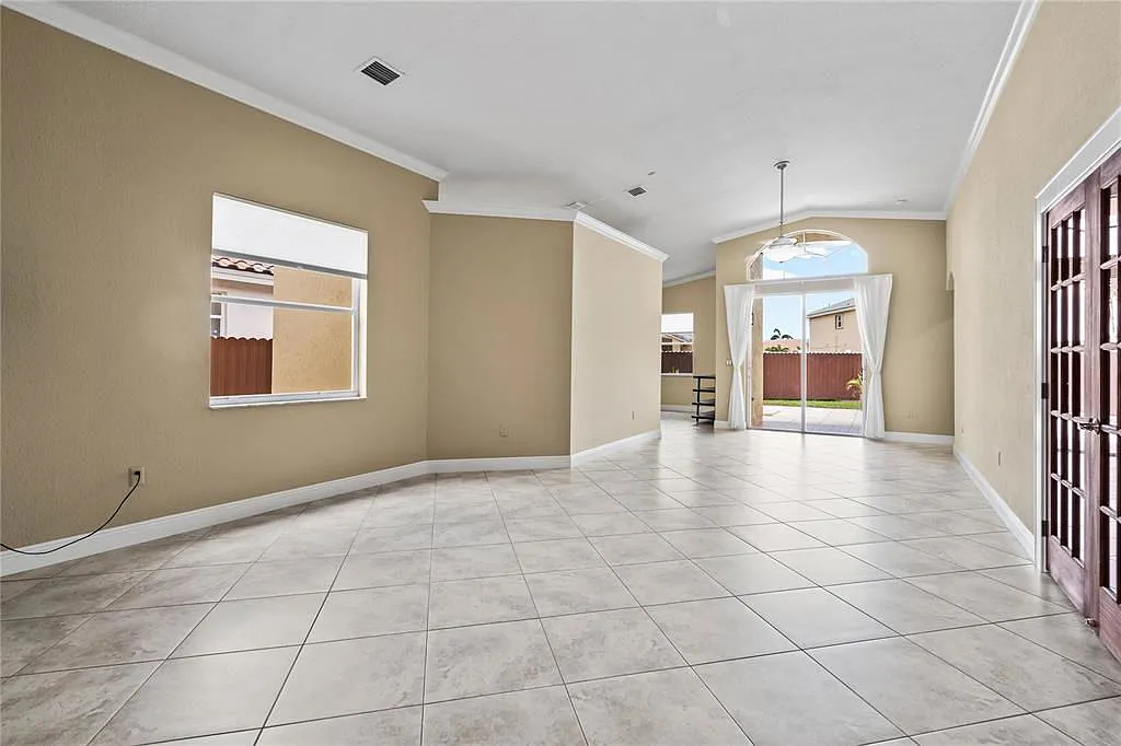 3 bed, 2.0 bath, 1739 sqft, $3,700 — Photo 3