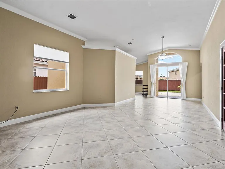 5101 SW 134th Ave — Photo 3