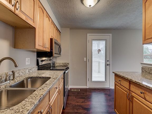 3rd image of 41 Carriage Hill Dr
