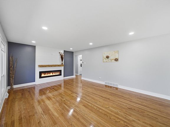 4th image of 2600 175th St