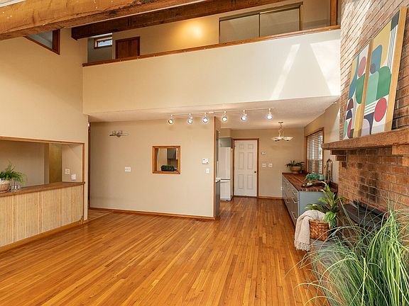 5th image of 626 E 11th Street