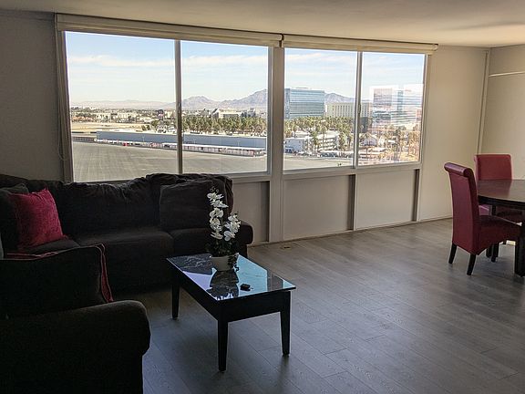 Living room / dining room