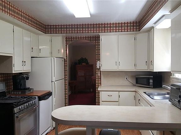 4th image of 3027 Columbus Ave