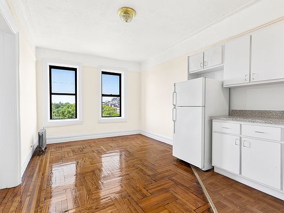 4th image of 20 Laurel Hill Ter #6G1