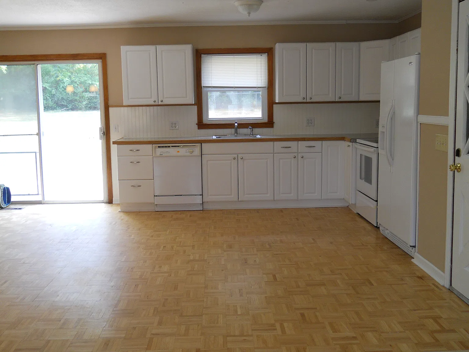 3 bed, 1.5 bath, 1200 sqft, $1,650 — Photo 3