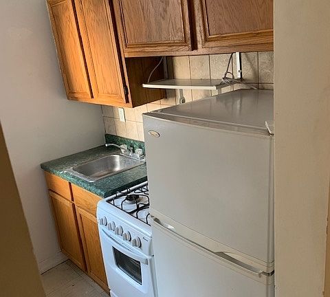 4th image of 624 E 11th St #3AD