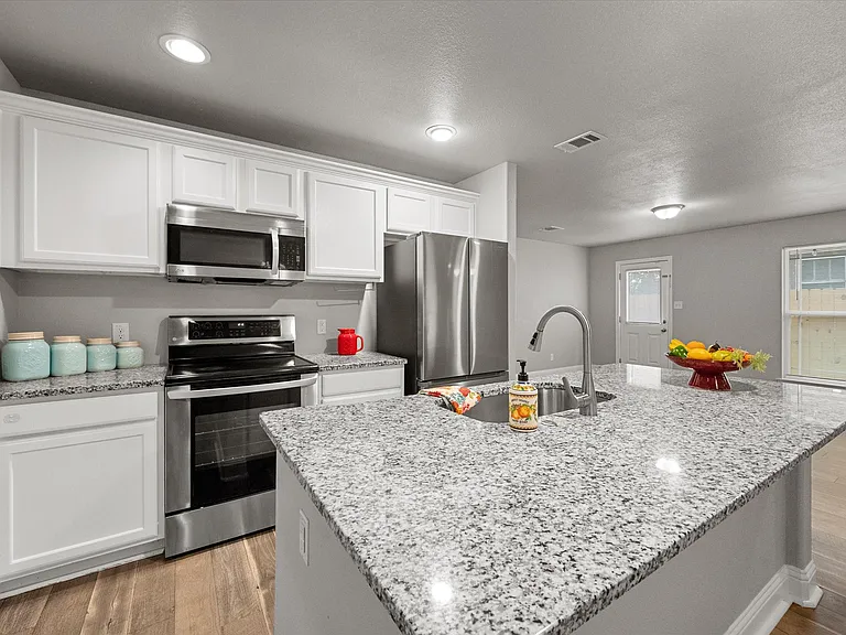 438 Sabine Ave — Photo 14