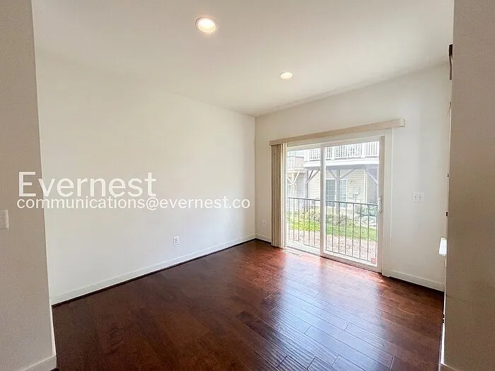 212 Shamrock Dr — Photo 4