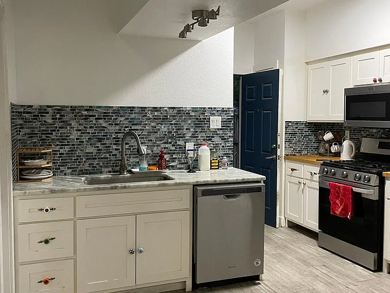 1620 Andrews St — Photo 4