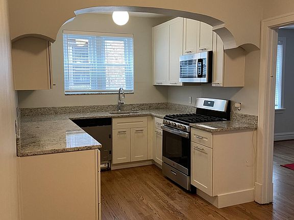 5th image of 318 S Hanley Rd APT 1S