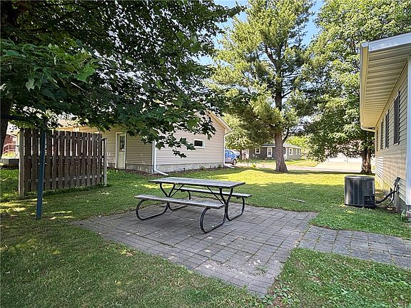 2nd image of 1104 Lee Street