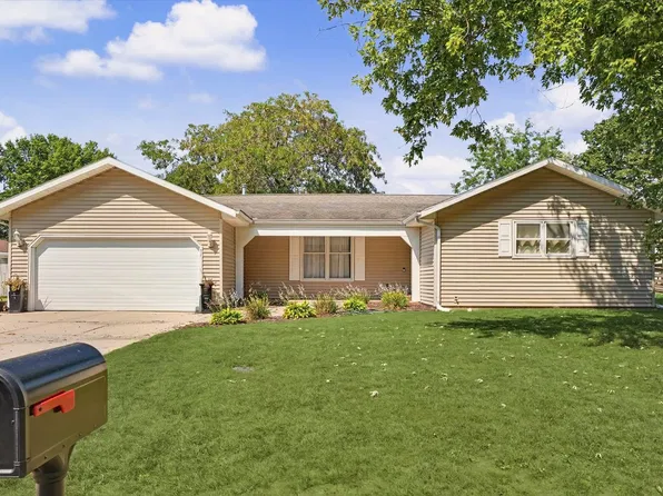 908 Hillside Ct, Monticello, IL 61856