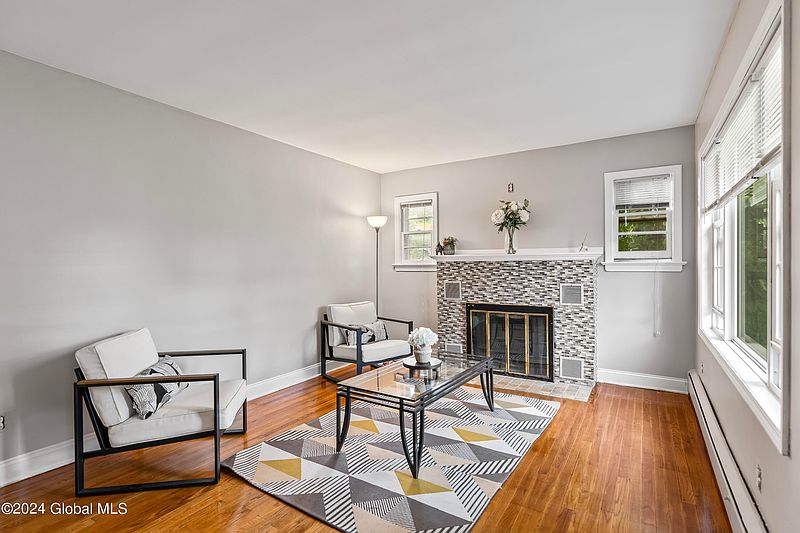 3rd image of 280 Stoodley Place
