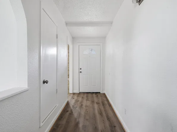317 Hawthorne Ln, Grand Prairie, TX 75052