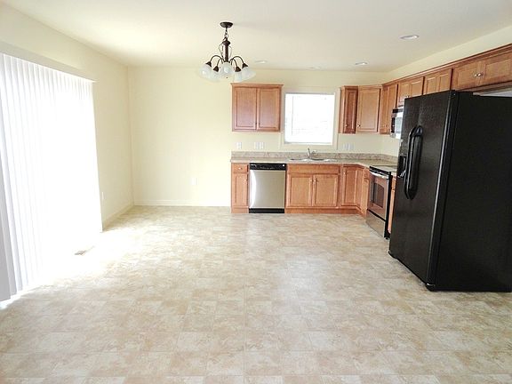 Dining Area & Kitchen