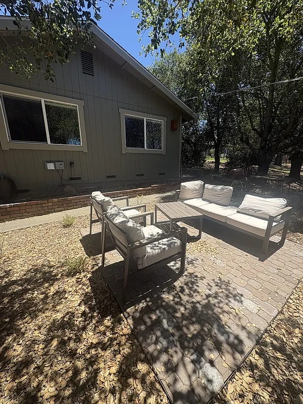 3 bed, 2.0 bath, 1800 sqft, $4,100 — Photo 2