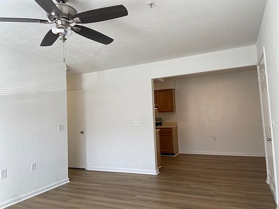 5th image of 408 Acorn Grove Ln APT E