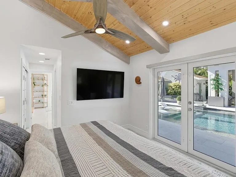 2210 NE 3rd Ave — Photo 21
