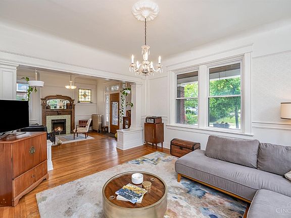 5th image of 2938 Montclair Ave