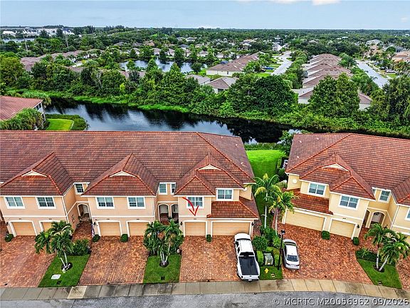 3rd image of 651 SW Glen Crest Way