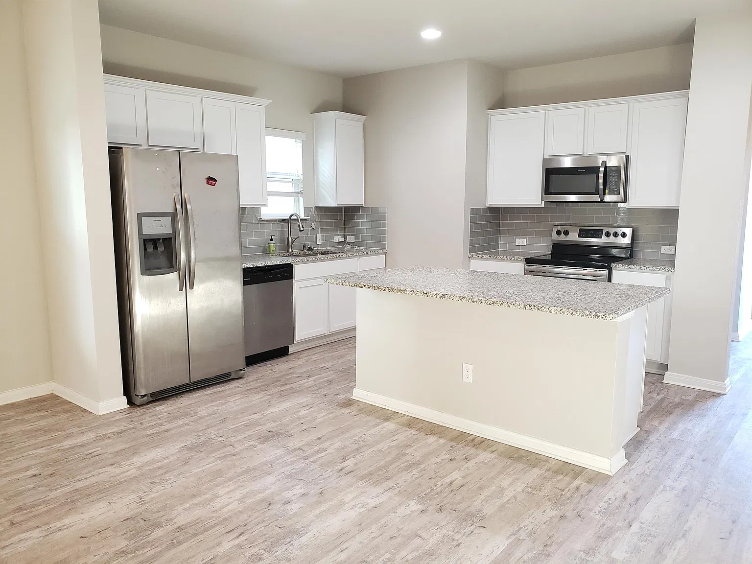 x Donegal Lane 613 -- Kat - 1 — Photo 2