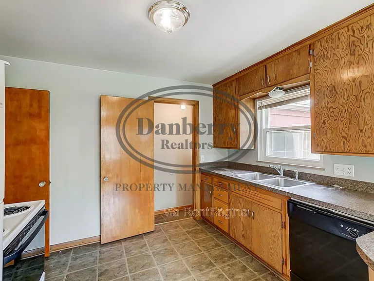 347 Darrow Ave — Photo 12