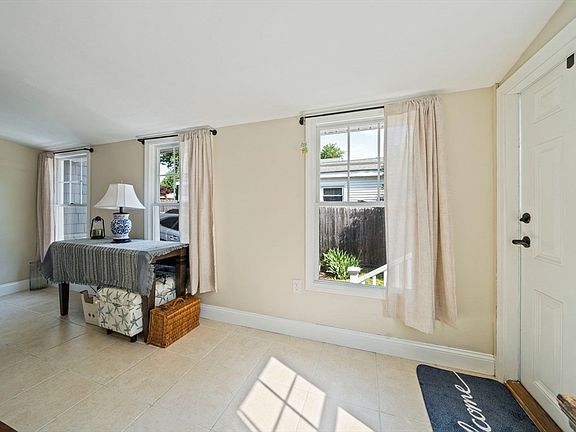 4th image of 129 Greenvale Ave