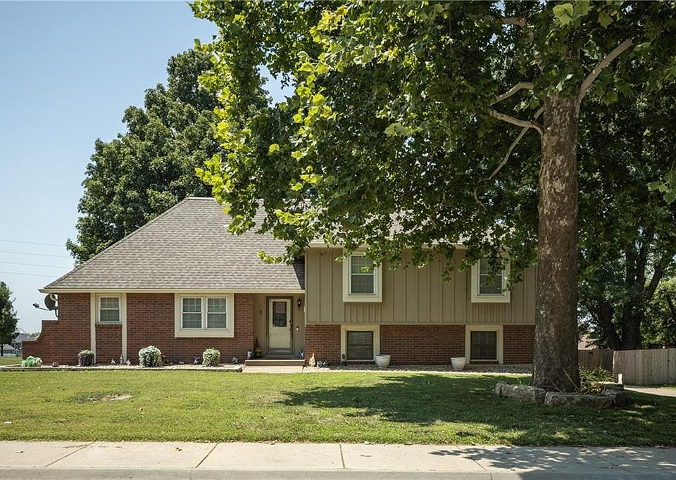1st image of 404 S Sunset Ln