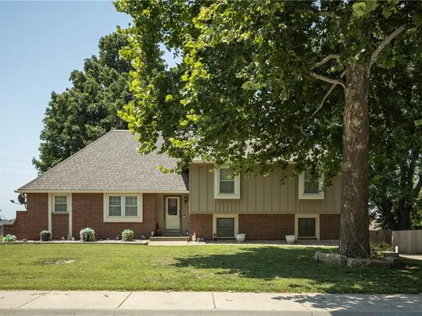 404 S Sunset Ln, Raymore, MO 64083