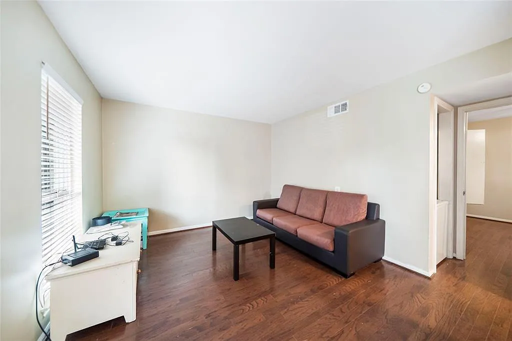 1 bed, 1.0 bath, 700 sqft, $1,195 — Photo 2