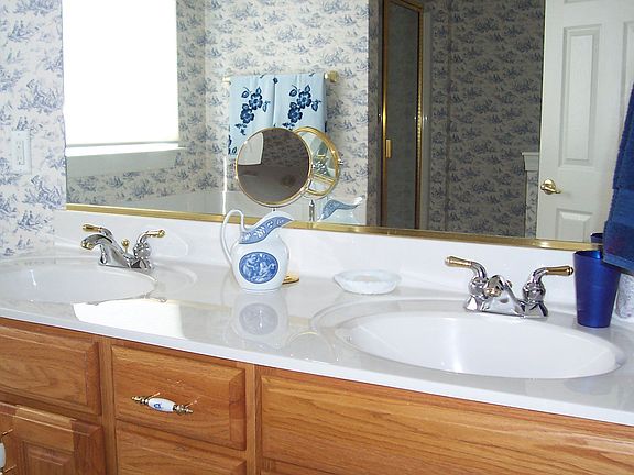 Double Vanity in Mstr Bath