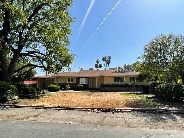 425 W Twain Ave photo 1