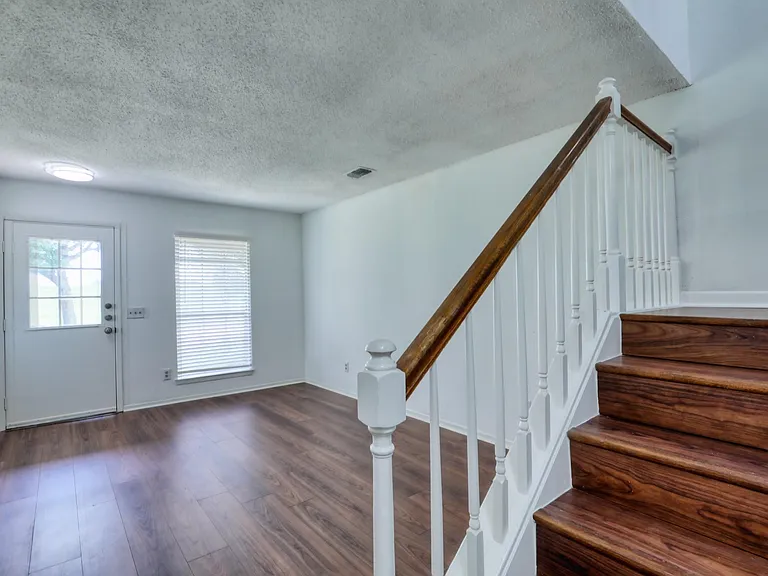 2931 Great Lakes Ave — Photo 3