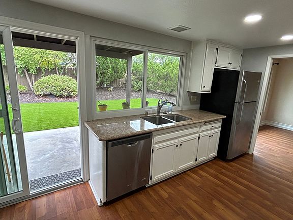 2nd image of 3814 Radcliffe Ln