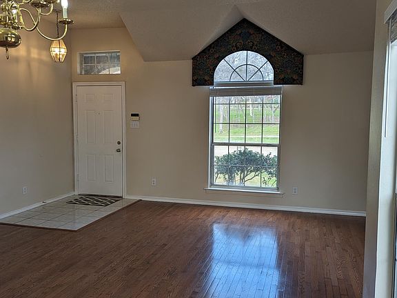 5th image of 1115 Cambridge Dr