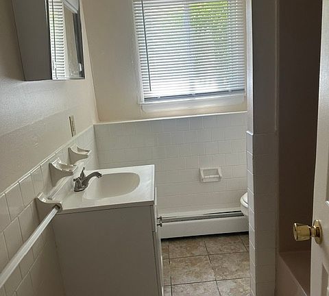 5th image of 2060 Warwick Ave #2